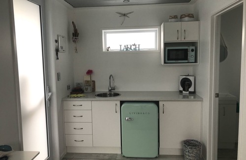 Waihi Beach Apartment | Small self contained studio with private deck, 5 mins walk to beach(vaccinated)