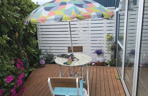 Waihi Beach Apartment | Small self contained studio with private deck, 5 mins walk to beach(vaccinated)