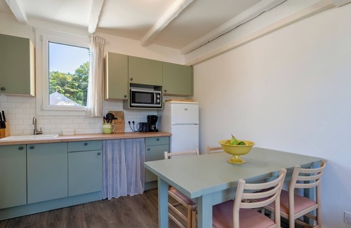 La Roque-sur-Pernes Condo | Small stone mas T2 in a tourist residence