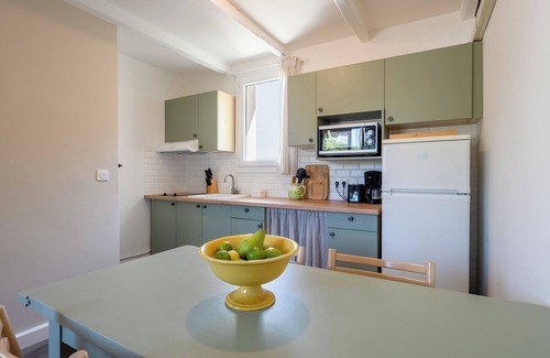 La Roque-sur-Pernes Condo | Small stone mas T2 in a tourist residence