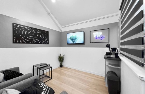 Maerdy Apartment | Small Studio Suite w/VIP lounge access - Maerdy