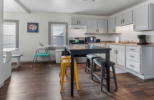 Oconto House | Small Town Retreat- 3br Bright & Stylish Home