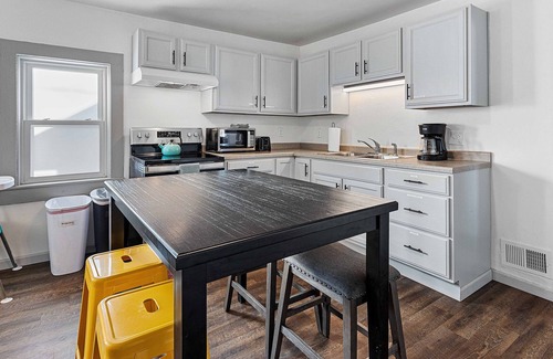 Oconto House | Small Town Retreat- 3br Bright & Stylish Home