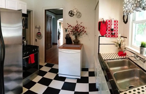 Altamont House | Smart Craftsman ❤️ of Downtown | King Double Crib | BBQ, Patio Set + Fenced Yard