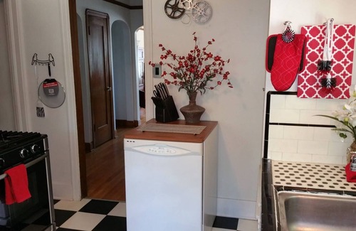 Altamont House | Smart Craftsman ❤️ of Downtown | King Double Crib | BBQ, Patio Set + Fenced Yard