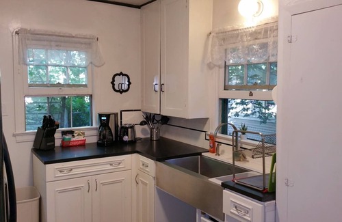 Altamont House | Smart ❤️Craftsman ❤️of Downtown | King Queen | BBQs, Patio Set + Fenced Yard | H