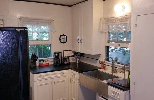 Altamont House | Smart ❤️Craftsman ❤️of Downtown | King Queen | BBQs, Patio Set + Fenced Yard | H