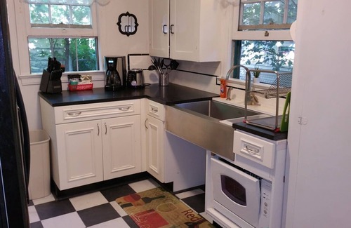 Altamont House | Smart ❤️Craftsman ❤️of Downtown | King Queen | BBQs, Patio Set + Fenced Yard | H