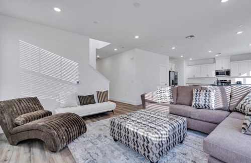 Peters House | Smart Home w/EV Charger - King Bed!