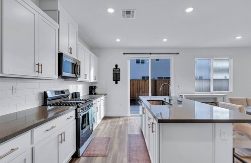 Peters House | Smart Home w/EV Charger - King Bed!