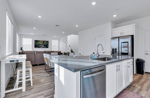 Peters House | Smart Home w/EV Charger - King Bed!