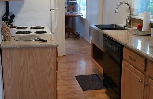 Downtown Klamath Falls House | Smart❤️Super Cute Granite HDTV WiFi W/D Keurig Near Lake Golf Hospital