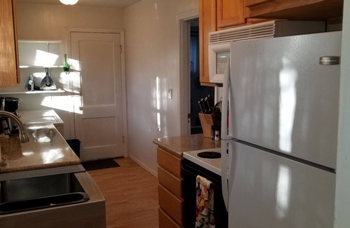 Downtown Klamath Falls House | Smart❤️Super Cute Granite HDTV WiFi W/D Keurig Near Lake Golf Hospital