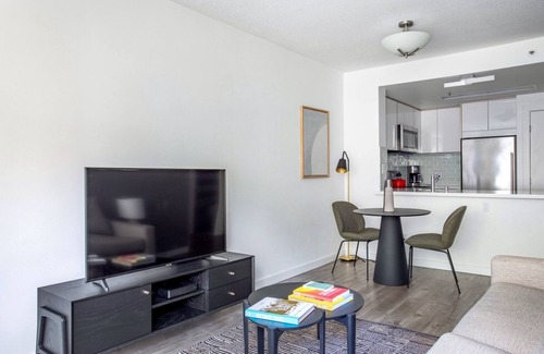 North Beach Apartment | Smart Telegraph Hill 1BR w/Gym, Sauna, walk to Muni, by Blueground