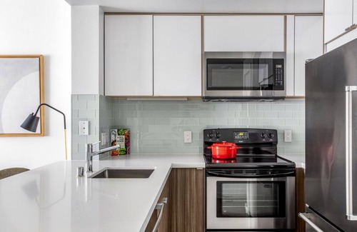 North Beach Apartment | Smart Telegraph Hill 1BR w/Gym, Sauna, walk to Muni, by Blueground