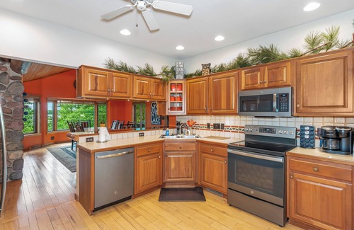 Woodruff House | Smeagle's Terrapin | LUX Lakefront, Theatre, Dock, Kayaks, AC, Hot Tub