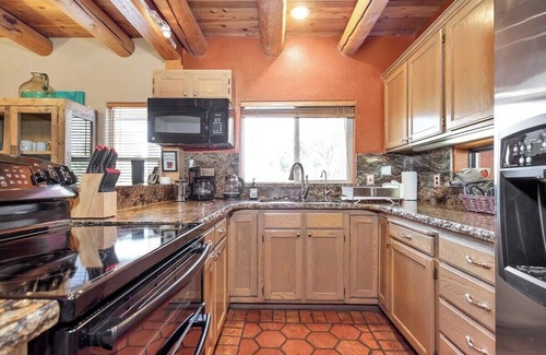 Apple Valley Apartment | Smithsonian Retreat | Enjoy Zion Skyline Views