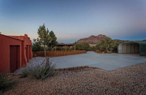 Apple Valley Apartment | Smithsonian Retreat | Enjoy Zion Skyline Views