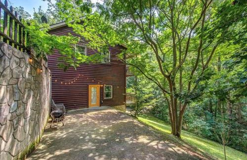 Cosby House | Smokey Mountain Retreat, hot tub, game room, sleeps 8!