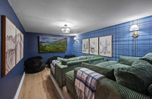 Gatlinburg - Pigeon Forge House | Smokies 6 BR Cabin Sauna Hot Tub Movie Theatre