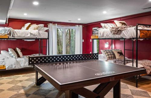 Gatlinburg - Pigeon Forge House | Smokies 6 BR Cabin Sauna Hot Tub Movie Theatre