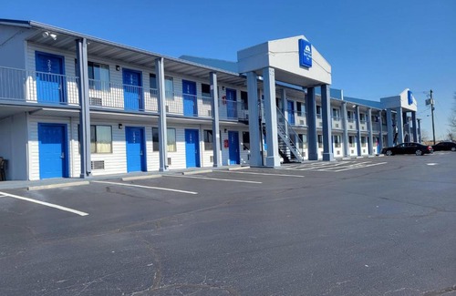 Kodak Hotel | Smokies Inn - New Linens & Ultrafast WIFI - Friendliest Hospitality Guaranteed!