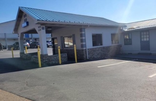 Kodak Hotel | Smokies Inn - New Linens & Ultrafast WIFI - Friendliest Hospitality Guaranteed!