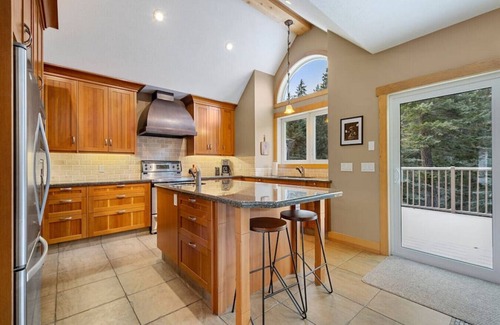 East Kootenay Apartment | Smoking Water Lodge | Pool Table | Hot Tub