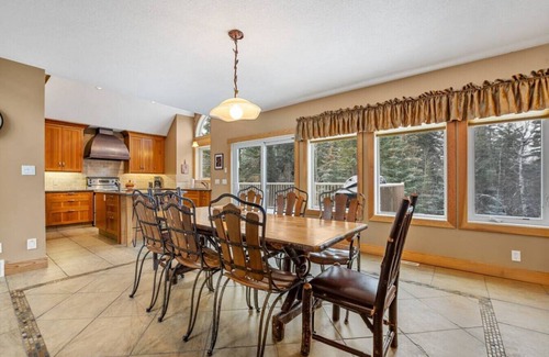 East Kootenay Apartment | Smoking Water Lodge | Pool Table | Hot Tub