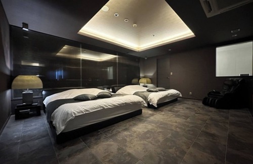 Toyonaka Hotel | SmokingLuxury city glamping Room Breakfast included barrel sauna BBQ openair bath/Toyonaka Ōsaka