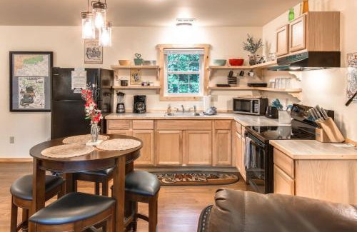Cherokee House | Smoky Mountain Basecamp Just 5 Mins to Harrah Casino