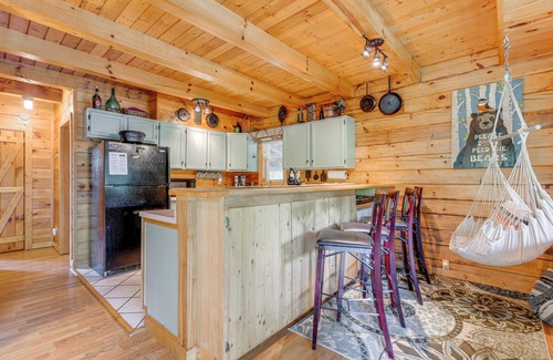 Hartford Cabin | Smoky Mountain Log Cabin Close to Rafting!