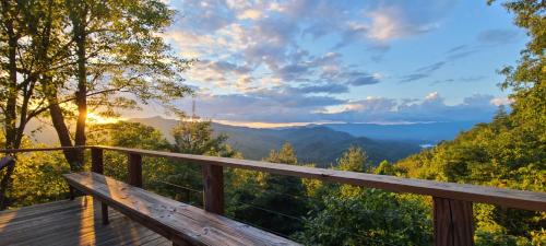 Bryson City House | SMOKY MOUNTAIN MAGIC-Spectacular Views, 3 Br, Sleeps 8, Hot Tub