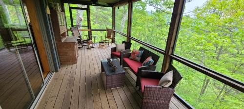 Bryson City House | SMOKY MOUNTAIN MAGIC-Spectacular Views, 3 Br, Sleeps 8, Hot Tub
