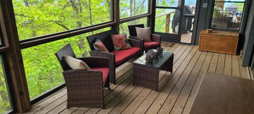 Bryson City House | SMOKY MOUNTAIN MAGIC-Spectacular Views, 3 Br, Sleeps 8, Hot Tub