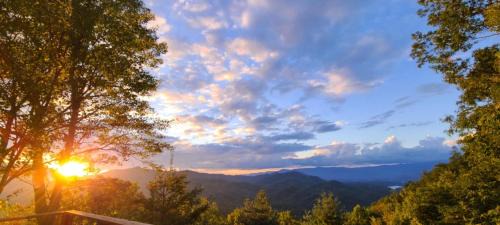 Bryson City House | SMOKY MOUNTAIN MAGIC-Spectacular Views, 3 Br, Sleeps 8, Hot Tub