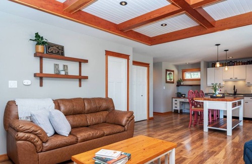 Metchosin Cabin | Smoky Mountain Retreat-The Forest Cabin