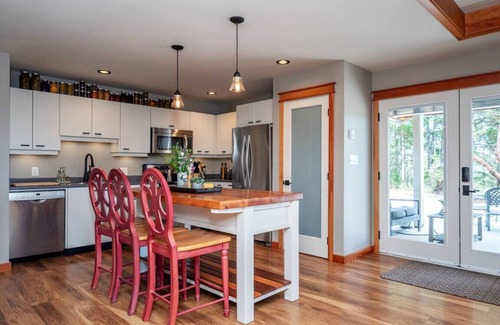 Metchosin Cabin | Smoky Mountain Retreat-The Forest Cabin
