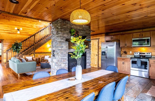 Gatlinburg - Pigeon Forge House | Smoky Mountains Chalet with Hot Tub
