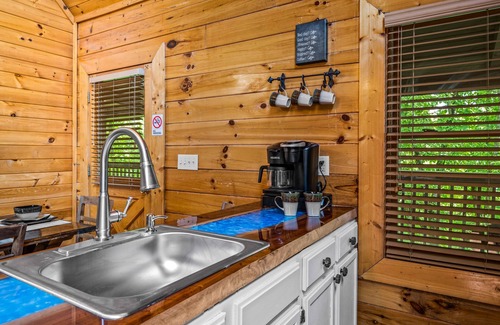 Sevierville Cabin | Smoky Mtn Cabin/Sleeps 8/Hot Tub/Pool Table