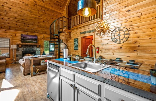Sevierville Cabin | Smoky Mtn Cabin/Sleeps 8/Hot Tub/Pool Table