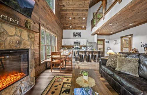 Gatlinburg - Pigeon Forge House | Smoky Mtns Private w/Hot Tub, Game Room, Pets Free