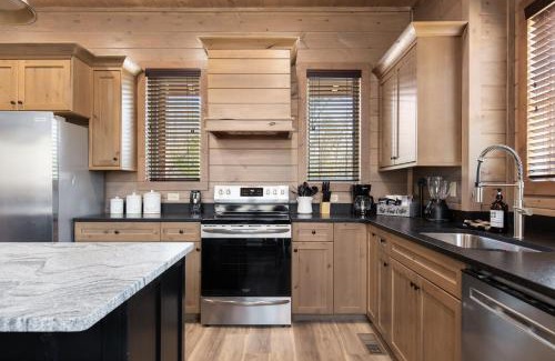 Gatlinburg - Pigeon Forge House | Smoky Poolside Chalet