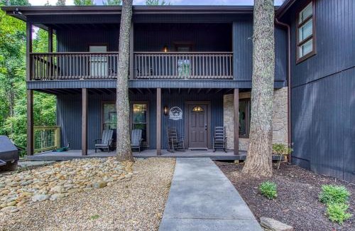 Gatlinburg - Pigeon Forge House | Smoky Vista Retreat, Hot Tub, Game Room, WIFI, 685 FREE tickets each paid day