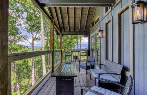 Gatlinburg - Pigeon Forge House | Smoky Vista Retreat, Hot Tub, Game Room, WIFI, 685 FREE tickets each paid day