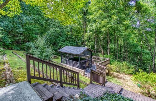 Gatlinburg - Pigeon Forge House | Smoky Vista Retreat, Hot Tub, Game Room, WIFI, 685 FREE tickets each paid day