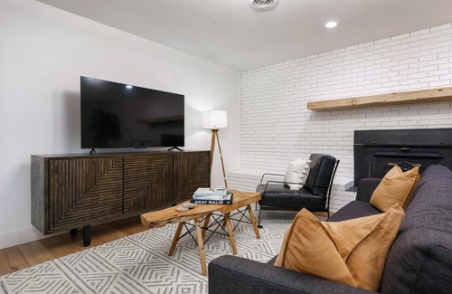 Seymour House | Smokys Landing Disc Golf Game Room Hot Tub