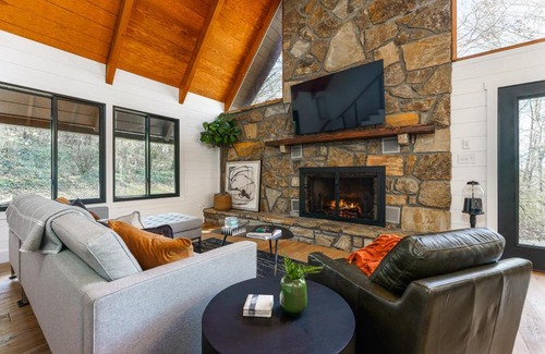 Seymour House | Smokys Landing Disc Golf Game Room Hot Tub