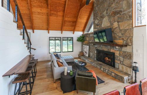 Seymour House | Smokys Landing Disc Golf Game Room Hot Tub