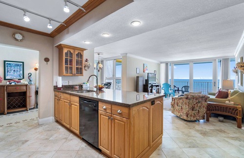 New Smyrna Beach Condo | Smyrna Beach Club 703 spacious beach front condo